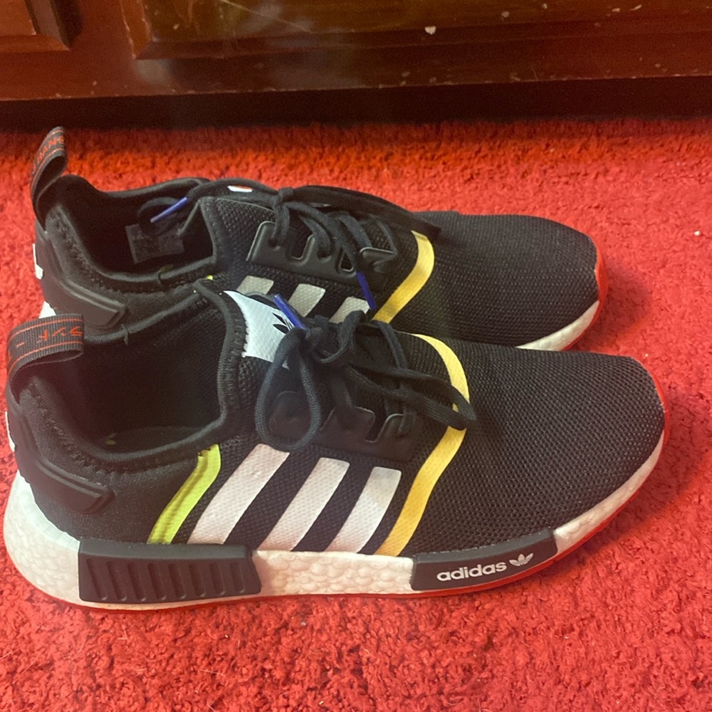 adidas Originals NMD_R1's Sneaker, Black/Black/White,